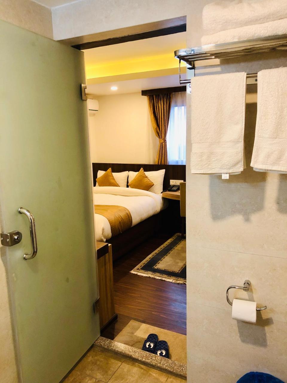 The Milestone Hotel Kathmandu Buitenkant foto