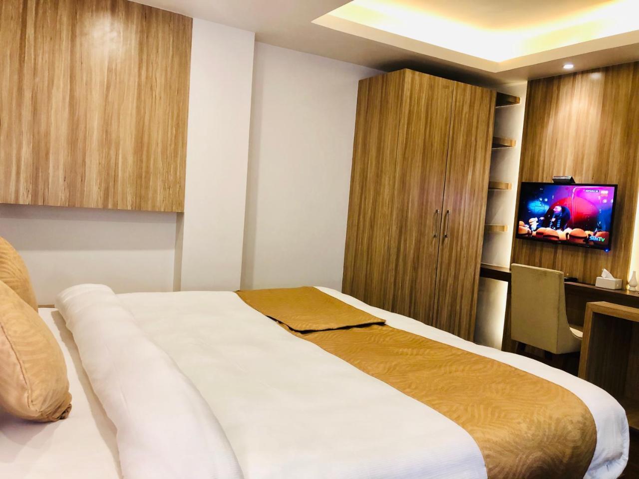 The Milestone Hotel Kathmandu Buitenkant foto