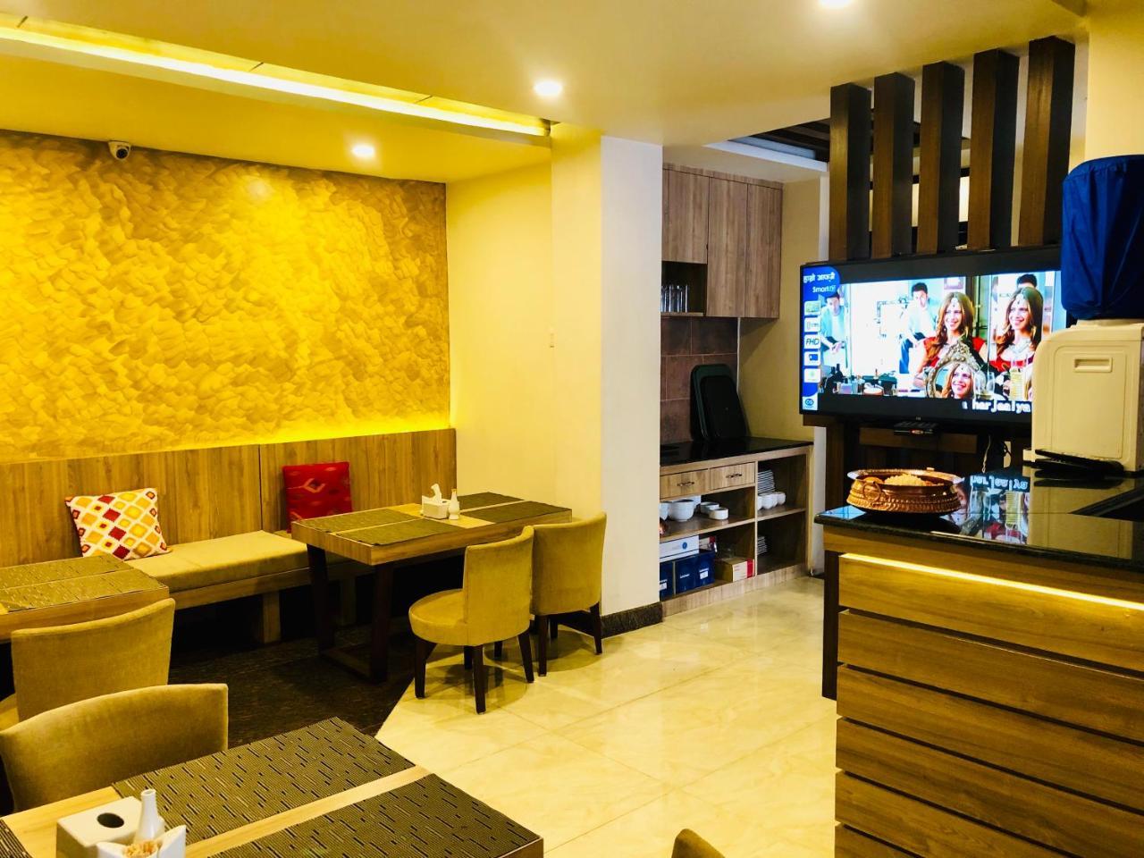 The Milestone Hotel Kathmandu Buitenkant foto