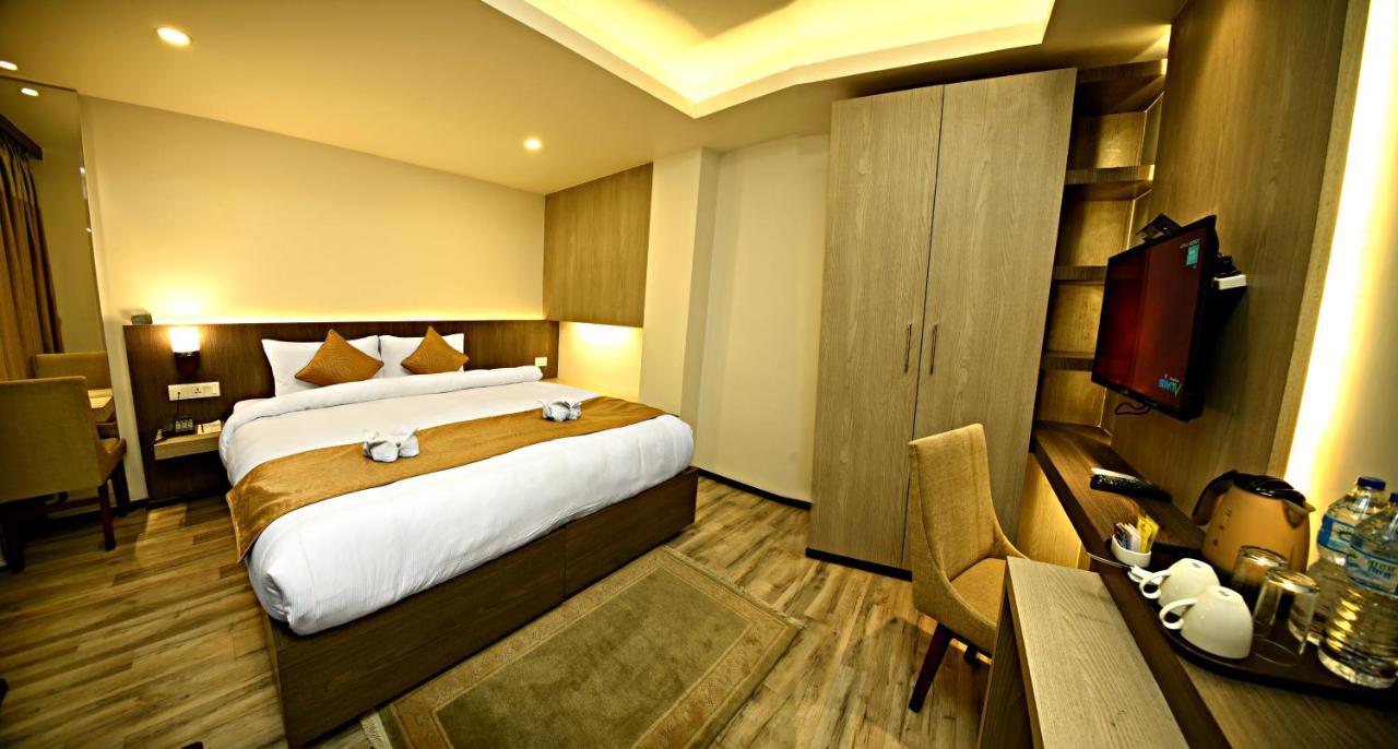 The Milestone Hotel Kathmandu Buitenkant foto