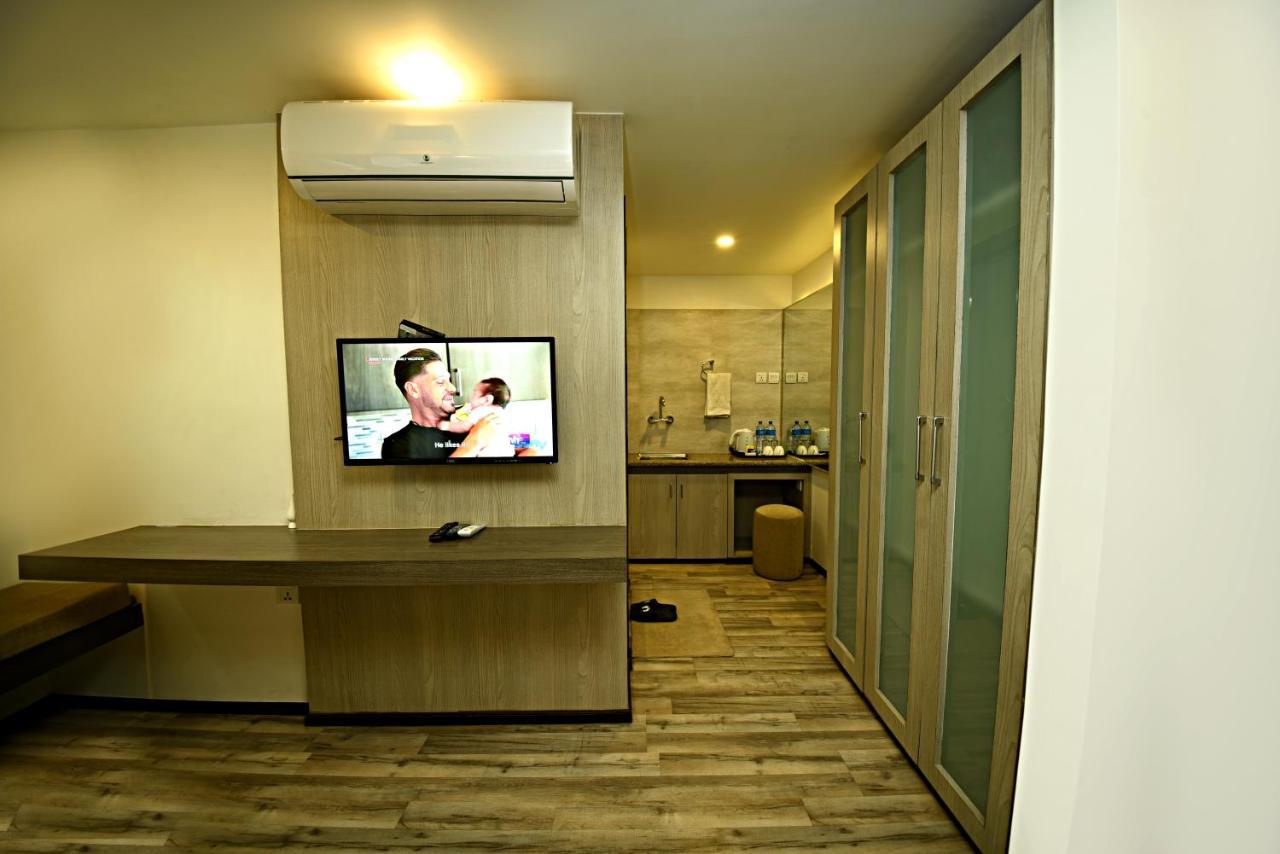 The Milestone Hotel Kathmandu Buitenkant foto